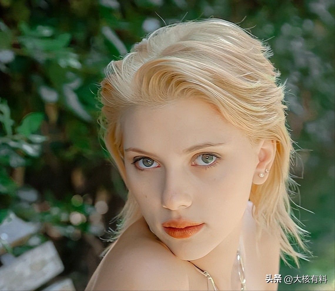最性感女人“黑寡妇”斯嘉丽：三围堪称完美比例，眼神也太撩人了