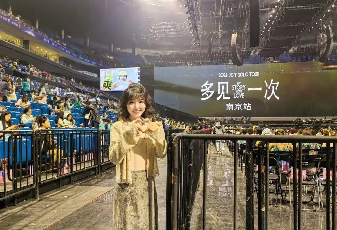 大龄女明星追星_中年女性追星现象_社会偏见